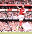 Gibbs-White (atacante do Forest, de branco) recebe a marcação de Timber, do Arsenal.  Foto: JJack Thomas/Getty Images / Jogada10