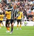 Joelinton (à esquerda) tenta escapar da marcação de Agbadou, do Wolverhampton.  Foto: Stu Forster/Getty Images / Jogada10