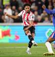 Schade abriu o placar para o Brentford diante da torcida, que vibrou com o gol, mas acabou no empate (Harry Murphy/Getty Images)  Foto: Jogada10