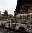 Um carro incendiado após protestos anticorrupção em Laliptur, Nepal, em 11 de setembro de 2025.  Foto: REUTERS - Navesh Chitrakar / RFI