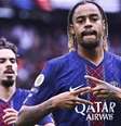 Jogadores do PSG celebram um dos gols de Barcola. Afinal, o atacante merece. Foram dois golaços.  Foto: Reprodução X / Jogada10