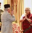 A ex-presidente da Suprema Corte, Sushila Karki, à direita, cumprimenta o presidente nepalês Ram Chandra Poudel após tomar posse como primeira-ministra interina durante uma cerimônia na residência presidencial em Katmandu, Nepal, sexta-feira, 12 de setembro de 2025.  Foto: AP - Sujan Gurung / RFI
