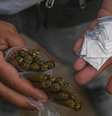 Traficante exibe pequenos pacotes de maconha e cocaína destinados à venda.  Foto: © JOAQUIN SARMIENTO / AFP / RFI