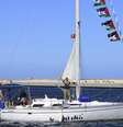 Um barco integrante da flotilha mundial Sumud parte rumo a Gaza para levar ajuda humanitária, apesar do bloqueio israelense ao território palestino, no porto tunisiano de Bizerte, no sábado, 13 de setembro de 2025.  Foto: AP - Anis Mili / RFI