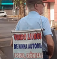 Cavalheiro Verardo Neto é uma figura conhecida nas ruas de Ribeirão Preto (SP) com as vendas que faz dos próprios livros  Foto: Reprodução/Instagram:@verardocavalheiro