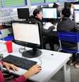 Pessoas em computadores.  Foto: Lúcio Bernardo Jr./Agência Brasil / Portal de Prefeitura