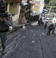 Soldados patrulham o bairro Siloé, em Cali, na Colômbia, na quinta-feira, 11 de setembro de 2025.  Foto: AP - Santiago Saldarriaga / RFI