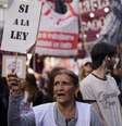 Uma manifestante contra o governo segura um cartaz com a frase 'Sim à lei', enquanto marcha contra o veto do presidente Javier Milei a projetos que aumentariam o financiamento de um hospital pediátrico e de várias universidades em Buenos Aires, Argentina, na sexta-feira, 12 de setembro de 2025.  Foto: AP - Natacha Pisarenko / RFI
