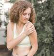 Entenda qual é melhor colocar gelo ou calor para aliviar dores musculares  Foto: Freepik