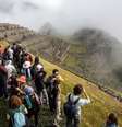 Imagem de arquivo mostra um grupo de turistas no sítio arqueológico de Machu Picchu  Foto: Imagem de arquivo/Antonio Cascio/SOPA Images/LightRocket via Getty Images