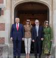O primeiro-ministro britânico, Keir Starmer e sua mulher, Victoria Starmer, se despedem do presidente dos Estados Unidos, Donald Trump, e da primeira-dama Melania Trump, após encontro em Chequers, Aylesbury, centro da Inglaterra, nesta quinta (18), no segundo dia da segunda visita de Estado do presidente norte-americano ao Reino Unido.  Foto: AFP - STEFAN ROUSSEAU / RFI