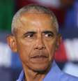 O ex-presidente Barack Obama olha para a câmera, vestindo uma camisa azul  Foto: Getty Images / BBC News Brasil