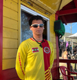 Gustavo Martins Ramalho, 21, é surfista e atua como guarda-vidas na Praia da Vila, em Imbituba  Foto: Gabriel Gatto/Terra