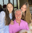 Fernando Collor ao lado das filhas, Cecile e Celine, de 19 anos   Foto: Reprodução/Instagram