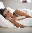 Dormir de lado é a posição mais indicada pelos especialistas  Foto: Freepik