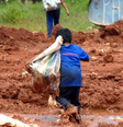 A Pnad mostra que há uma diferença na proporção do tipo de trabalho desenvolvido pelas crianças e adolescentes cujas famílias recebem Bolsa Família  Foto: Marcello Casal Jr./Agência Brasil