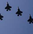 Segundo fontes ouvidas pela AFP em 5 de setembro, o presidente norte-americano Donald Trump enviará dez caças F-35 a Porto Rico como parte de sua ofensiva contra cartéis de drogas, em meio à crescente tensão com a Venezuela pela presença militar dos EUA no Caribe. As aeronaves se juntarão aos navios de guerra já posicionados na região, enquanto Trump intensifica a pressão sobre Nicolás Maduro, acusado por Washington de liderar um cartel.  Foto: AFP - OLIVER CONTRERAS / RFI