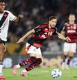  Foto: Gilvan de Souza / Flamengo - Legenda: Flamengo e Vasco fizeram um clássico bem disputado no Maracanã e ficaram no empate / Jogada10