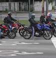 Movimentação de motos na Avenida dos Bandeirantes na altura da esquina da Rua Cabo Verde.  Foto: Tiago Queiroz/Estadão / Estadão