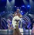 A Miss Estados Unidos ficou sozinha após a vitória, enquanto a maioria das outras misses abraçou a Miss Cuba  Foto: Reprodução/TV