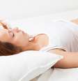 Entenda os riscos de dormir de barriga pra cima  Foto: Freepik