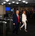 O presidente dos EUA, Donald Trump (C), e a primeira-dama Melania Trump (C-D) chegam enquanto líderes mundiais se reúnem para a 80ª sessão da Assembleia Geral da ONU (AGNU), em 23 de setembro de 2025, na cidade de Nova York. Líderes mundiais se reuniram para a 80ª sessão da AGNU, cujo tema deste ano para o encontro global anual é "Melhores juntos: 80 anos e mais pela paz, desenvolvimento e direitos humanos"  Foto: Alexi J. Rosenfeld/Getty Images