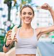 A banana pode ser incluída em diferentes momentos da rotina esportiva para auxiliar nos resultados  Foto: Krakenimages.com | Shutterstock / Portal EdiCase