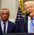 Donald Trump fala de uma tribuna durante uma entrevista coletiva na Casa Branca, acompanhado por Robert F. Kennedy Jr.   Foto: Reuters / BBC News Brasil