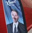 Imagem do apresentador Jimmy Kimmel na fachada do local de gravação de seu programa de talk show, em Los Angeles, em 23 de setembro de 2025.  Foto: Getty Images via AFP - MARIO TAMA / RFI