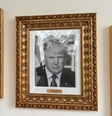 O quadro do ex-presidente democrata, Joe Biden, foi subsituído pelo de uma máquina de assinar   Foto: Reprodução: X (ex-Twitter)