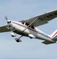 Um avião modelo Cessna 175  Foto: Adrian Pingstone, liberado para domínio público