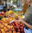 Entenda o que significa as etiquetas nas frutas dos supermercados  Foto: Freepik