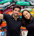 Julinho Casares e Lara ganham sacos de ração de presente de casamento  Foto: Reprodução/Instagram