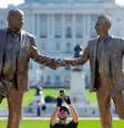 Estátua de Trump e Epstein de mãos dadas aparece em frente ao Congresso dos EUA  Foto: Reprodução: Getty Images