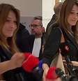 Sorridente, Carla Bruni pegou e jogou no chão a espuma do microfone da Mediapart  Foto: Reprodução/YouTube/@LeHuffPost