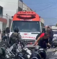 Ambulância e policiais estão na região da escola onde ocorreu o atentado  Foto: Reprodução/TV Verdes Mares