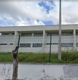 Os tiros foram disparados da calçada e atingiram os alunos, que estavam no estacionamento  Foto: Reprodução/Google Street View