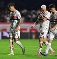 Rigoni, Luciano e Pablo Maia na saída para o intervalo em partida contra LDU  Foto: EDUARDO CARMIM/AGÊNCIA O DIA/AGÊNCIA O DIA/ESTADÃO CONTEÚDO