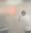 Alunos aparecem tentando apagar as chamas que saíram do ventilador  Foto: Reprodução