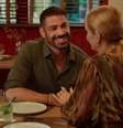 César (Cauã Reymond) no cenário do restaurante: os lambris vermelhos são inconfundíveis  Foto: Reprodução/TV