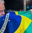 Presidente Lula beijando a bandeira do Brasil.  Foto: Ricardo Stuckert / Portal de Prefeitura