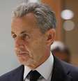 O ex-presidente francês Nicolas Sarkozy deixa o tribunal de Paris Paris após ter sido condenado a cinco anos de prisão, em 25 de setembro de 2025.  Foto: AFP - ALAIN JOCARD / RFI