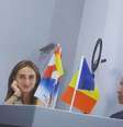 A coordenadora da rede Alina Juc (à esquerda), filmada pela nossa equipe disfarçada, ouve instruções sobre a campanha de desinformação  Foto: BBC News Brasil