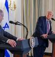 Netanyahu e Trump se olham, cada um de seu palanque em salão com bandeiras dos respectivos países  Foto: Reuters / BBC News Brasil