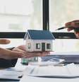 Os Fundos de Investimento Imobiliário podem ajudar a garantir uma renda extra todos os meses  Foto: KorArkaR | Shutterstock / Portal EdiCase