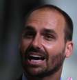O deputado Eduardo Bolsonaro durante sessão na Câmara dos Deputados; ele é alvo de denúncia da PGR por “coação” no caso da trama golpista.  Foto: Getty Images / BBC News Brasil