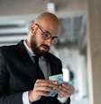 Homem de terno contando dinheiro  Foto: Getty Images / BBC News Brasil