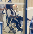 Gracyanne Barbosa de cadeira de rodas em hospital  Foto: JC Pereira/AgNews