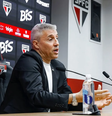 O técnico Hernán Crespo afirmou que tem tentado "blindar" o elenco dos problemas que afetam os bastidores do São Paulo  Foto: Rubens Chiri/SPFC