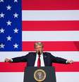O presidente dos EUA, Donald Trump, discursa para oficiais militares de alto escalão reunidos na Base do Corpo de Fuzileiros Navais de Quantico, na Virgínia, em 30 de setembro de 2025  Foto: AFP via Getty Images / BBC News Brasil